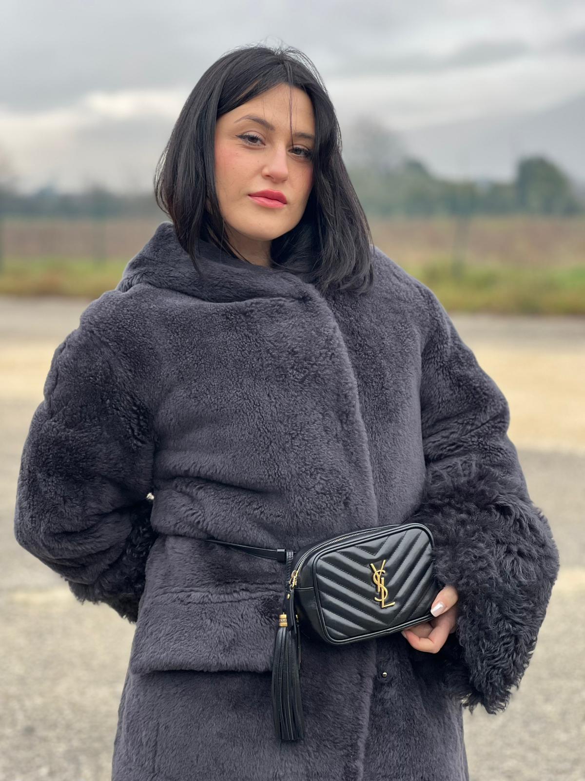 indossata Marsupio Saint Laurent in pelle nera trapuntata con parti metalliche dorate; impreziosita da nappa decorativa amovibile e logo Cassandre sul front; indossabile anche a tracolla. Completo di dustbag, di lusso, originale, ottime condizioni, usato.