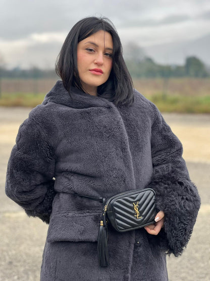 indossata Marsupio Saint Laurent in pelle nera trapuntata con parti metalliche dorate; impreziosita da nappa decorativa amovibile e logo Cassandre sul front; indossabile anche a tracolla. Completo di dustbag, di lusso, originale, ottime condizioni, usato.