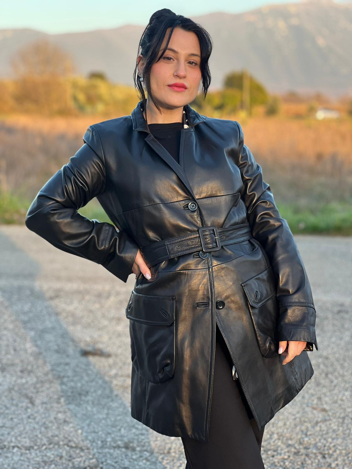 Trench Max Mara in pelle nera munito di una cintura da allacciare in vita, di lusso, originale, ottime condizioni, usato.