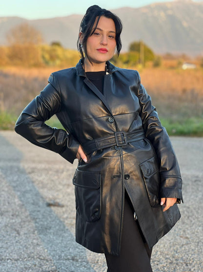 Trench Max Mara in pelle nera munito di una cintura da allacciare in vita, di lusso, originale, ottime condizioni, usato.
