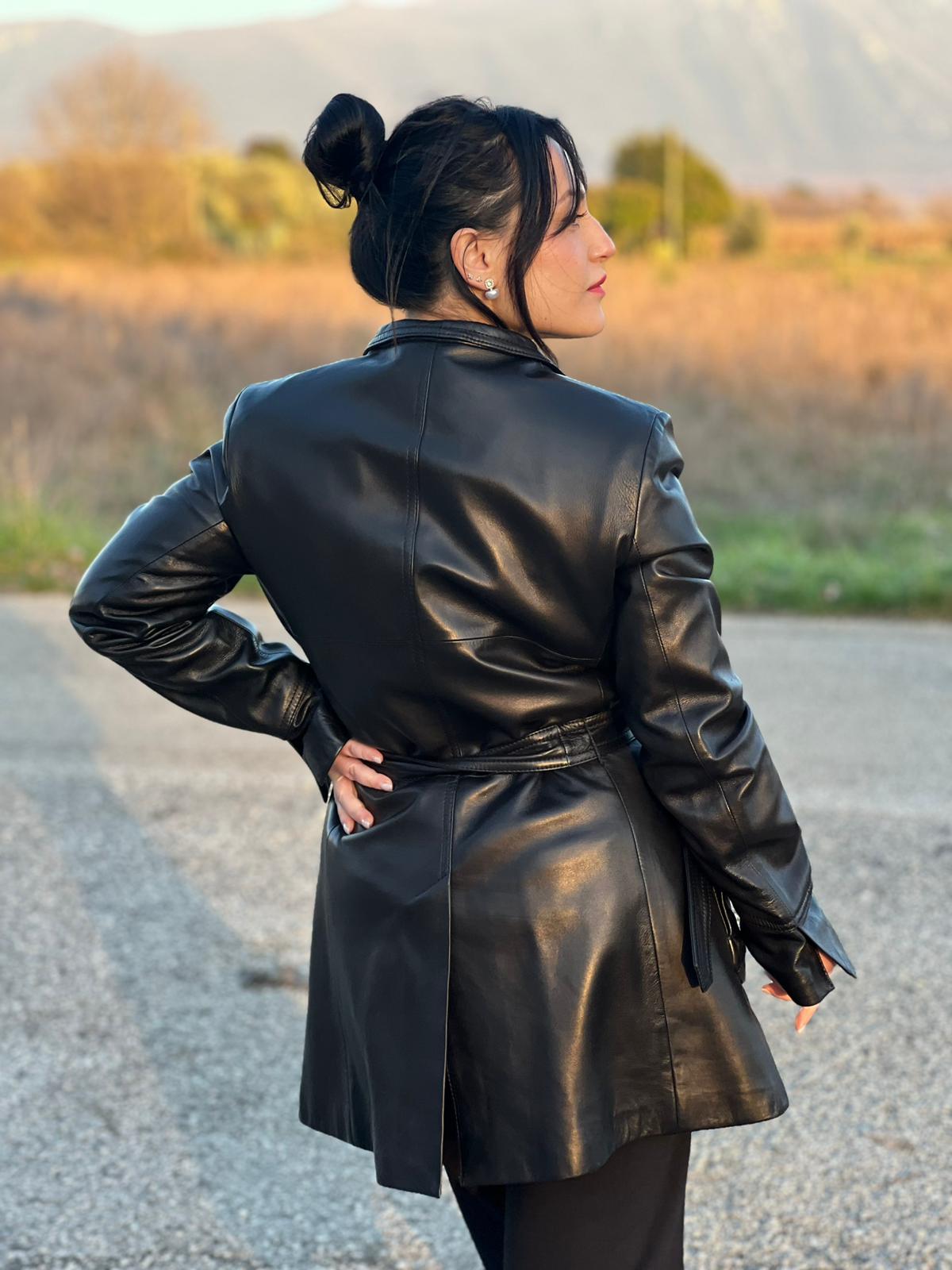 Trench Max Mara in pelle nera munito di una cintura da allacciare in vita, di lusso, originale, ottime condizioni, usato.