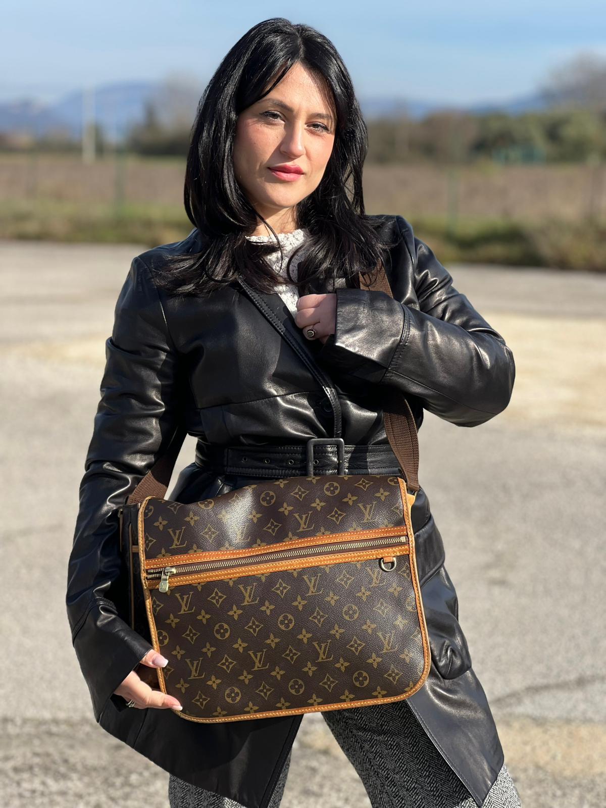 indossata Borsa Messenger Bosphore Louis Vuitton in canvas marrone monogram con finiture in vacchetta naturale, tracolla in tessuto regolabile e parti metalliche dorate, di lusso, originale, ottime condizioni, usata. 