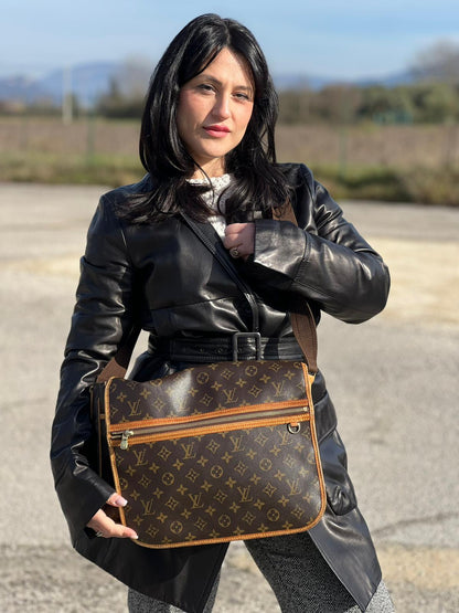 indossata Borsa Messenger Bosphore Louis Vuitton in canvas marrone monogram con finiture in vacchetta naturale, tracolla in tessuto regolabile e parti metalliche dorate, di lusso, originale, ottime condizioni, usata. 