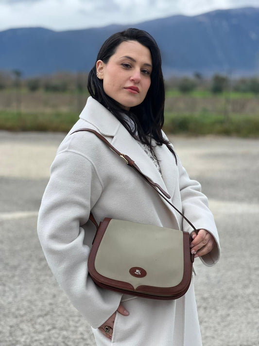 indossata Borsa Burberry in tessuto con finiture color cognac e parti metalliche dorate; munita di una tracolla regolabile, di lusso, originale, ottime condizioni. 