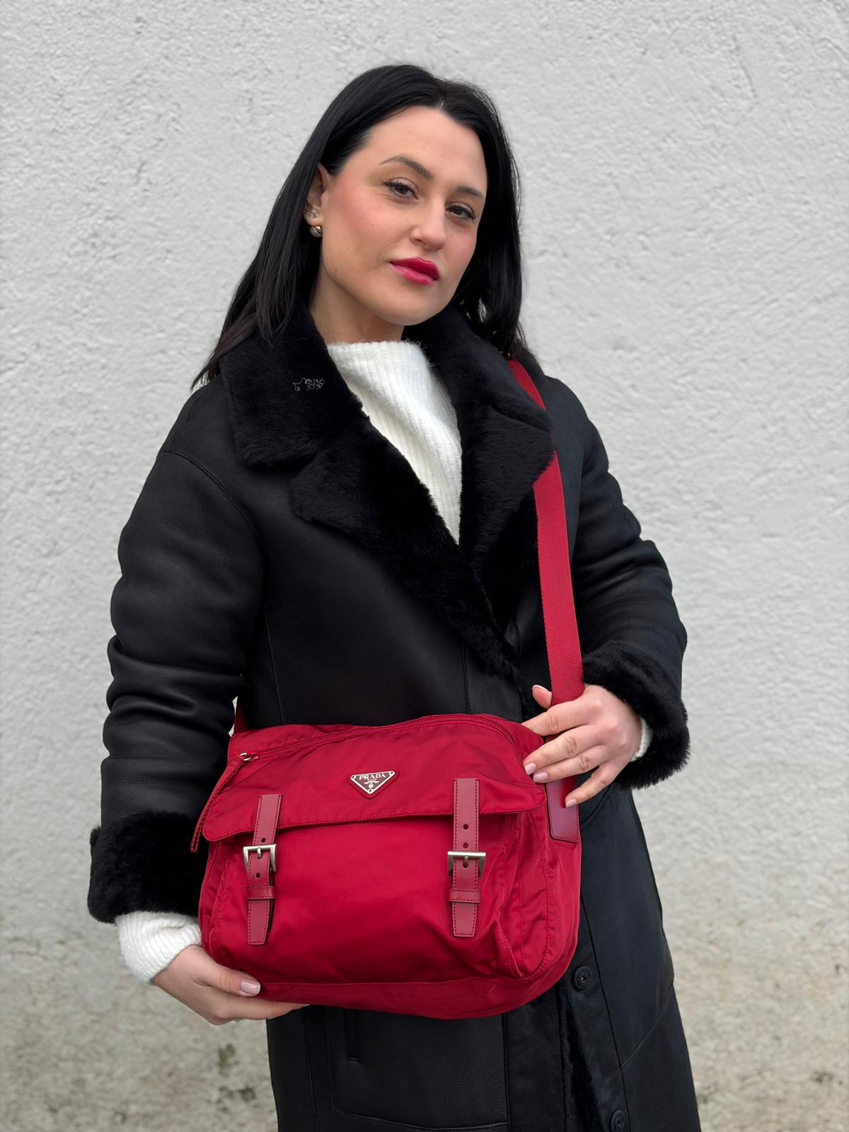 indossata Borsa Prada in nylon rosso con finiture in pelle tono su tono e parti metalliche argentate; munita di una tracolla regolabile in tessuto. Completa di dustbag,di lusso, originale, ottime condizioni, usata. 