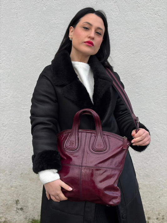indossata  Borsa Givenchy in pelle lucida bordeaux effetto invecchiato con parti metalliche argentate; munita di doppi manici e un manico singolo in tessuto e pelle, di lusso, originale, ottime condizioni, usata. 