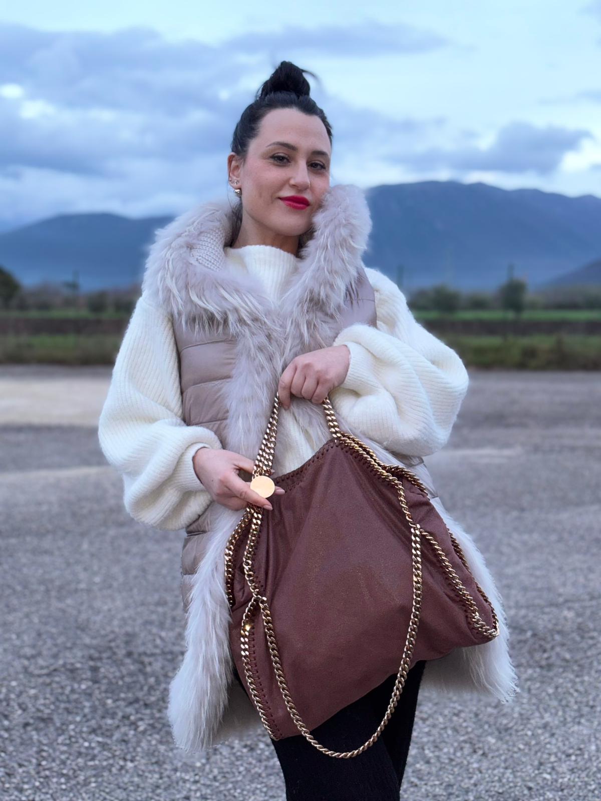 front Borsa Stella McCartney Falabella in tessuto vegano color cameo rifinita con catene in metallo dorato. Completa di dustbag, di lusso, originale, ottime condizioni, usata. 