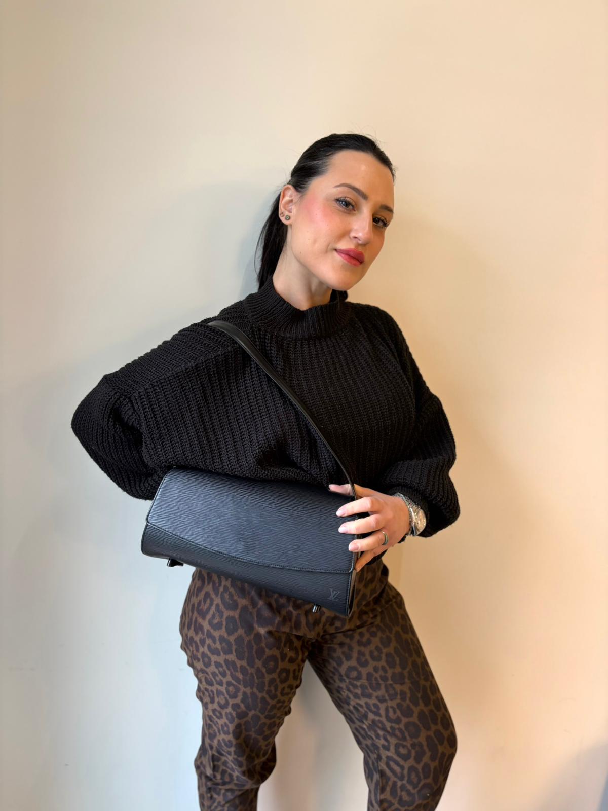 indossata  Borsa Louis Vuitton in pelle epi nera munita di un manico singolo, indossabile a spalla. Completa di dustbag, di lusso, originale, ottime condizioni, usata. 