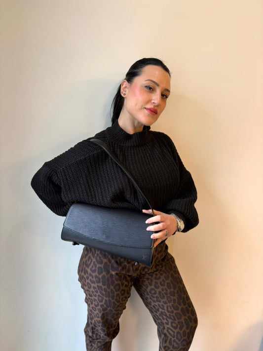 indossata  Borsa Louis Vuitton in pelle epi nera munita di un manico singolo, indossabile a spalla. Completa di dustbag, di lusso, originale, ottime condizioni, usata. 