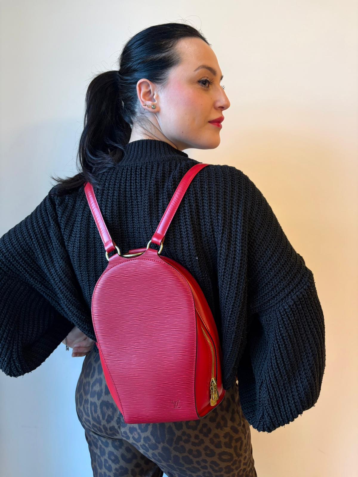 indossata Zaino Louis Vuitton in pelle epi rossa con parti metalliche dorate; munito di doppie bretelle regolabili e un manico singolo rigido in metallo, di lusso, originale, ottime condizioni, usato. 