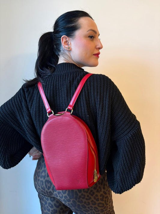 indossata Zaino Louis Vuitton in pelle epi rossa con parti metalliche dorate; munito di doppie bretelle regolabili e un manico singolo rigido in metallo, di lusso, originale, ottime condizioni, usato. 