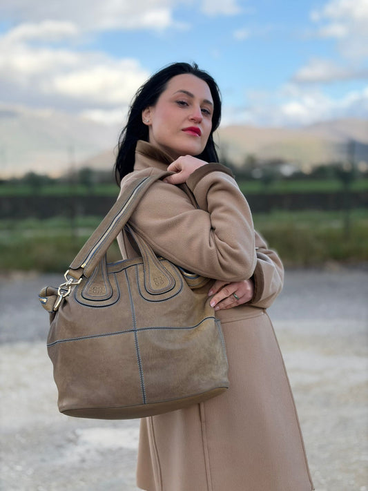 front  Borsa Givenchy Nightingale in pelle color verde oliva con parti metalliche dorate; munita di doppi manici e un manico amovibile. Completa di dustbag, di lusso, originale, ottime condizioni. 