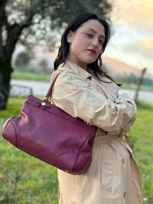 indossata  Borsa Gucci in pelle color amaranto con parti metalliche dorate; munita di doppi manici. Completa di dustbag, di lusso, originale, usata, ottime condizioni.