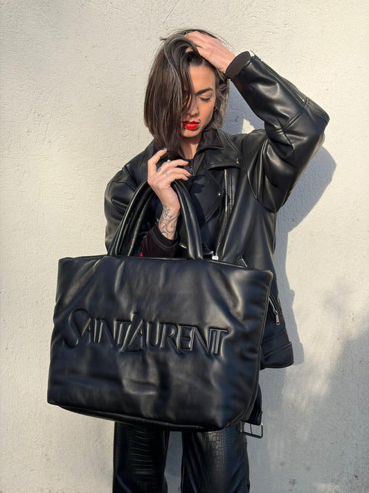 indossata  Borsa Saint Laurent in pelle nera con maxi logo sul front; munita di doppi manici, indossabile a spalla. Completa di dustbag, di lusso, originale, eccellenti condizioni. 