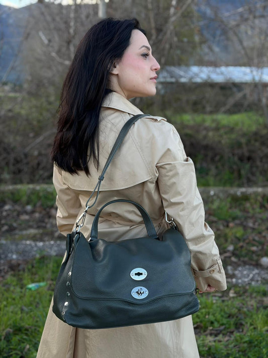 indossata Borsa Postina Zanellato in pelle verde oliva, indossabile comodamente a spalla o mano, di lusso, originale, ottime condizioni, usata. 