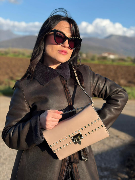 indossata  Borsa Valentino in pelle rosa rifinita con iconiche borchie piramidali, di lusso, originale, ottime condizioni, usata. 