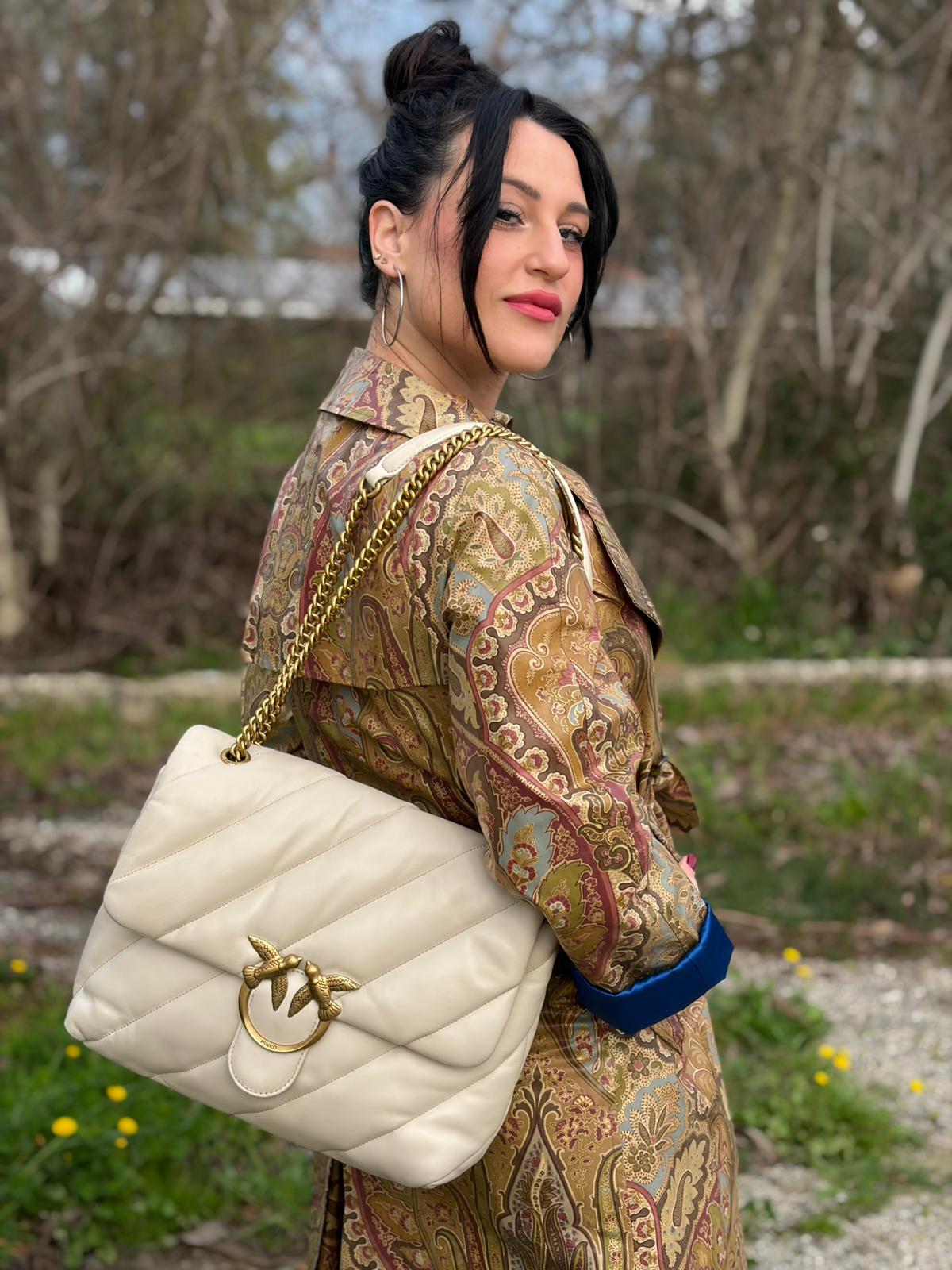 indossata  Borsa Pinko realizzata in morbida pelle bianca matelassè, di lusso, originale, ottime condizioni, usata.