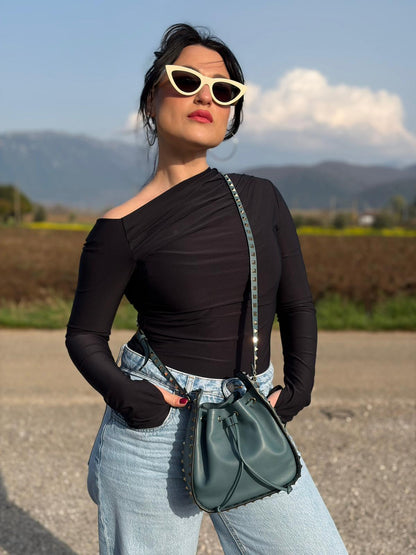 Indossata, L'accessorio iconico Valentino Garavani caratterizzato dal design a secchiello e dalle distintive borchie piramidali. Originale, usata, di lusso, in condizioni eccellenti.