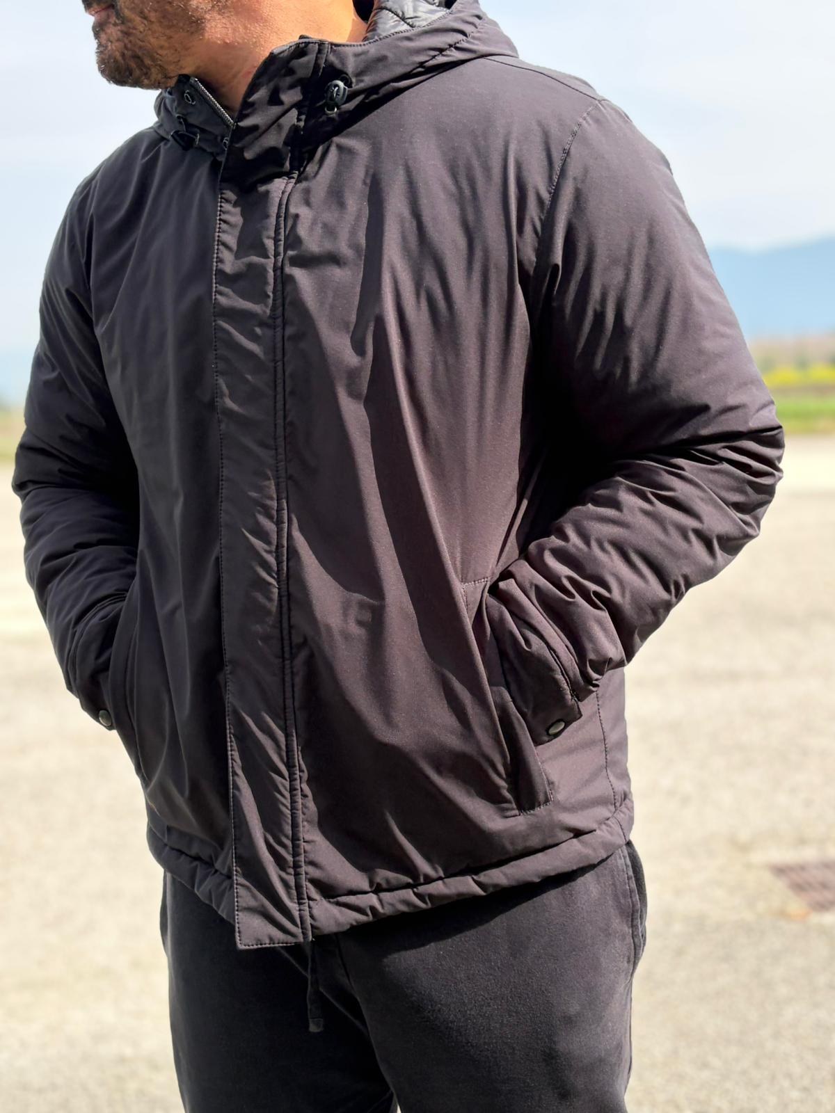 Giubbino nero Fay in 100% poliestere, munito di cappuccio, di lusso, originale, eccellenti condizioni, usato.