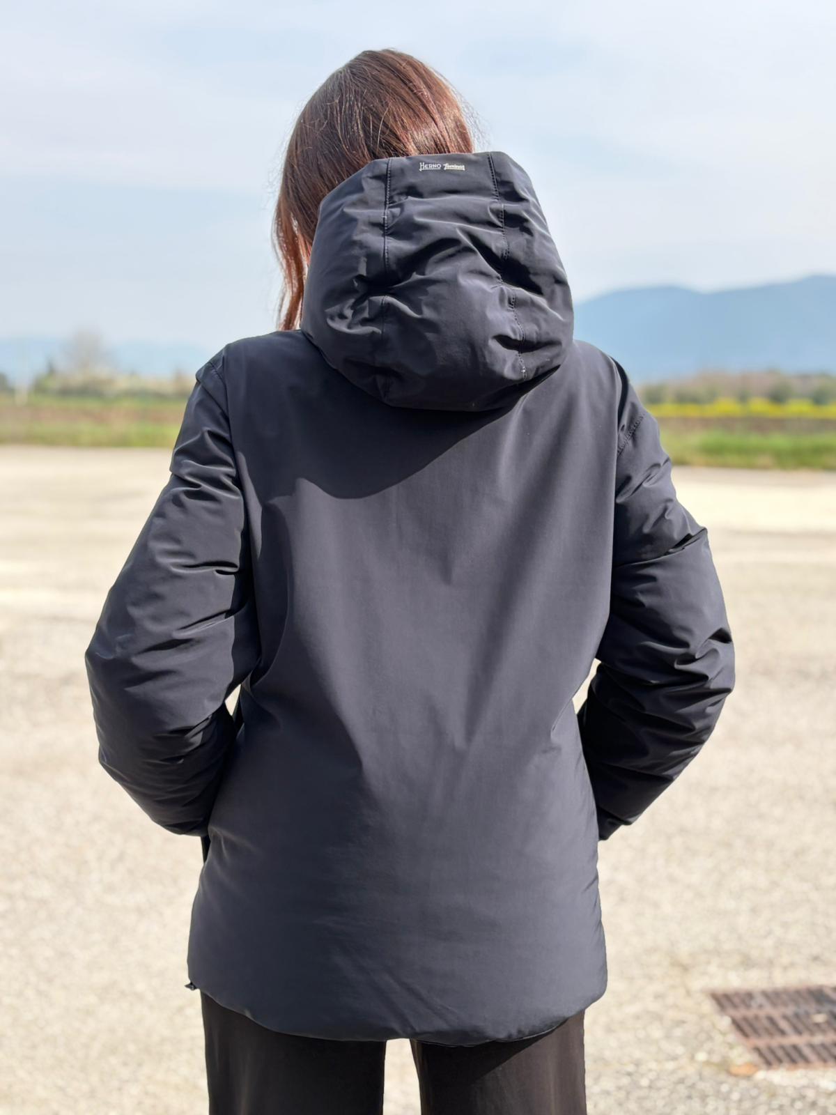 Giubbino Herno blu munito di cappuccio, di lusso, originale, ottime condizioni, usato.