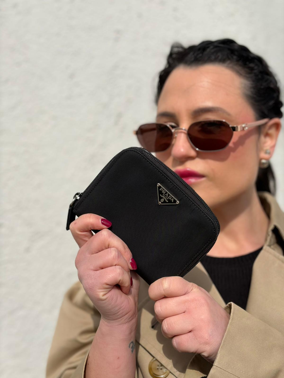 Indossata, Portafoglio Prada in nylon nero con chiusura a zip e l'iconico logo triangolare in metallo. Originale, usato, di lusso, in ottime condizioni.