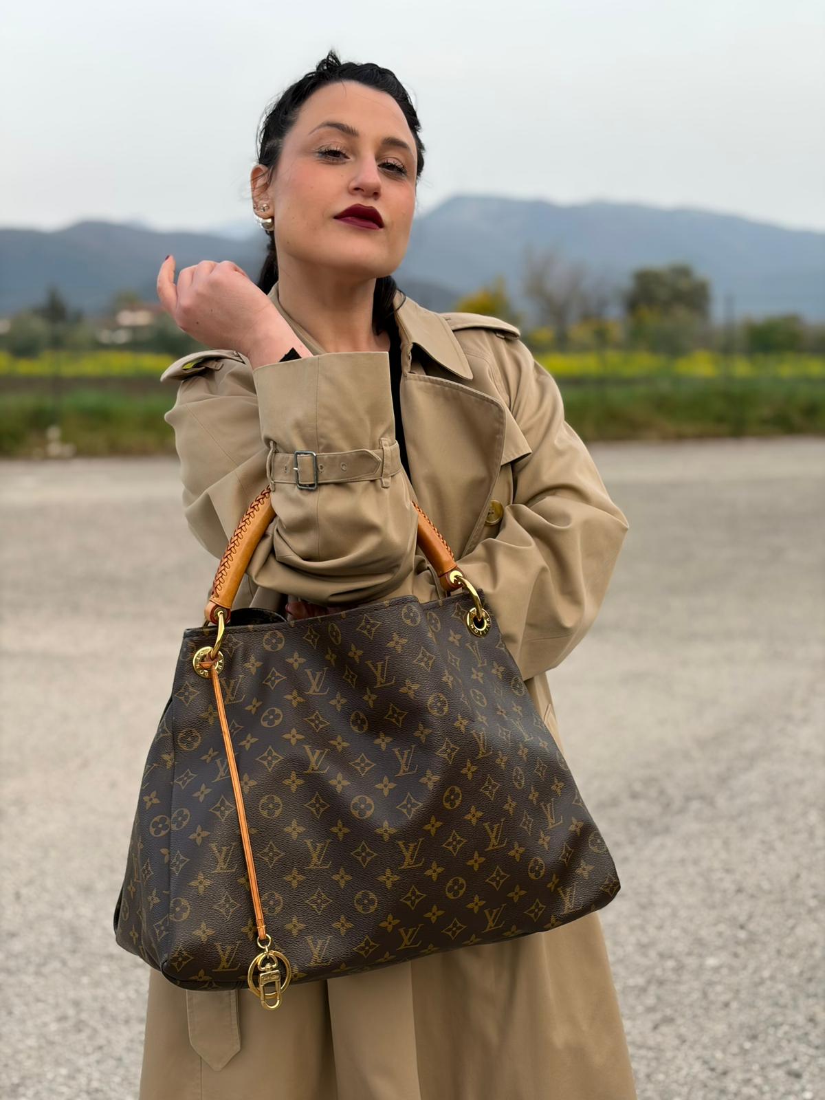 indossata   Artsy Louis Vuitton nella versione MM, di lusso, originale, ottime condizioni, usata