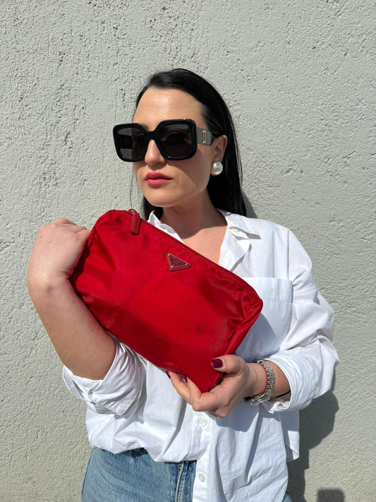 Indossata, Pochette Prada in tessuto Vela rosso e hardware argentato. Originale, usata, di lusso, in condizioni eccellenti.