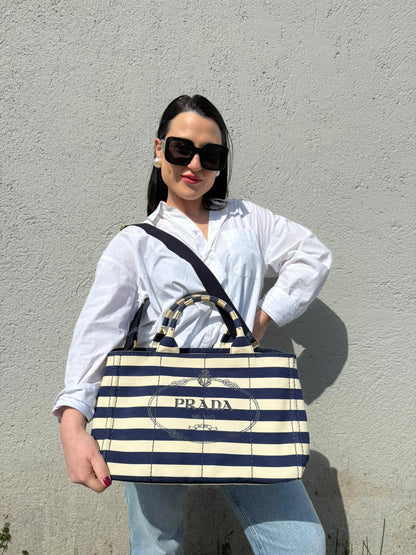 Indossata, Borsa Prada in tela caratterizzato da una fantasia a righe orizzontali blu navy e avorio, Indossabile a mano oppure a tracolla.