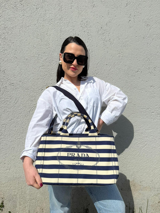 Indossata, Borsa Prada in tela caratterizzato da una fantasia a righe orizzontali blu navy e avorio, Indossabile a mano oppure a tracolla.