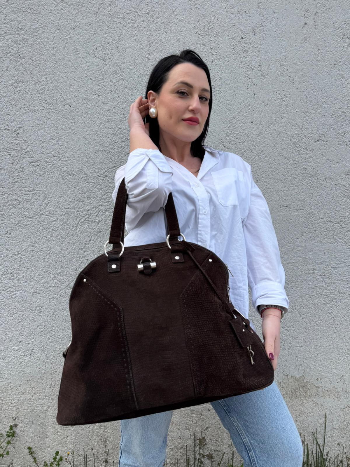 Indossata, Borsa YSL realizzata in camoscio marrone trama cocco color marrone cioccolato e hardware argentato, indossabile a spalla. Originale, usata, di lusso, in ottime condizioni.