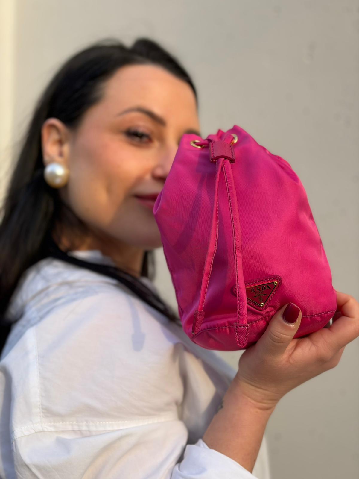 Indossata, Necessaire Prada in tessuto fucsia e hardware dorato. Originale, usato, di lusso 
, in condizioni eccellenti.