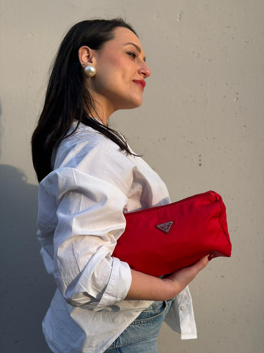 Indossata, Necessaire Prada in tessuto Vela rosso e hardware argentato. Originale, usata, di lusso, in ottime condizioni.