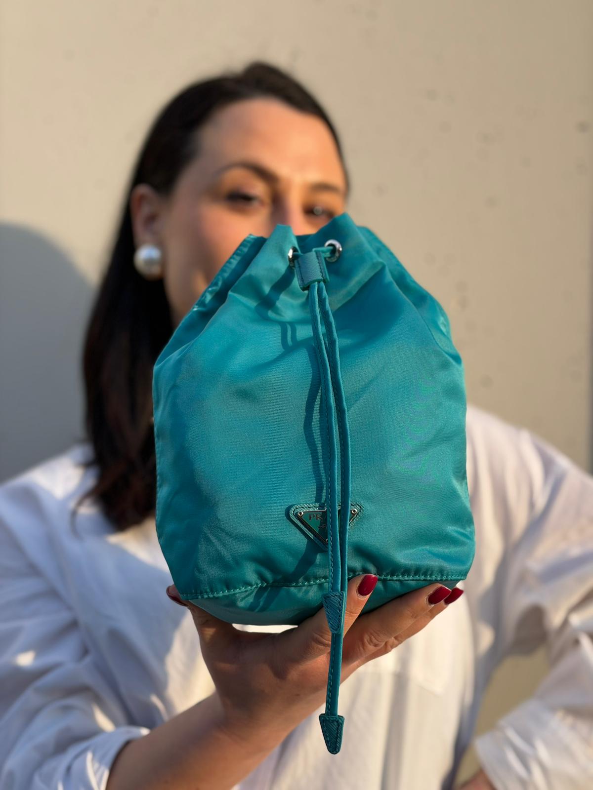 Indossata, Necessaire Prada in vela turchese e hardware argentato. Originale, usato, di lusso, in condizioni eccellenti.