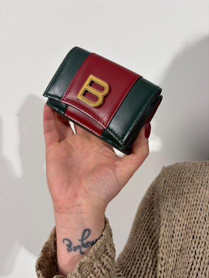 Indossata, Portafoglio Gucci x Balenciaga The Hacker Project in pelle verde e rossa con hardware oro anticato. Originale, usato, di lusso, in condizioni eccellenti.