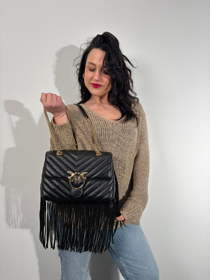 Indossata, Borsa Pinko in morbida nappa trapuntata con frange in pelle scamosciata e hardware dorato, indossabile a tracolla o a spalla.