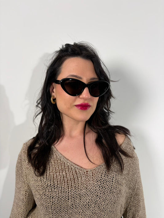 Indossata, Occhiali da sole Gucci in acetato nero e hardware dorato. Originali, usati, di lusso, in ottime condizioni.