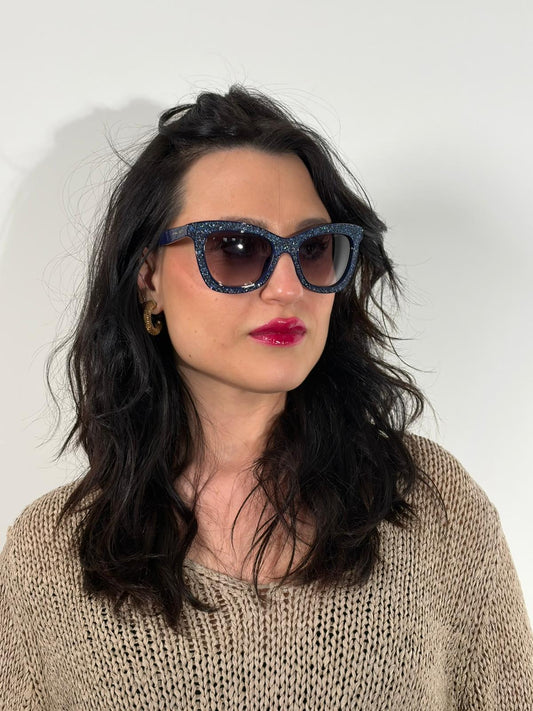 Indossata, Occhiali da sole Jimmy Choo nella variante colore FIALF Blue Grey con una montatura in acetato blu impreziosita da un effetto glitterato e lenti grigio sfumato. Originale, usati, di lusso, in ottime condizioni.