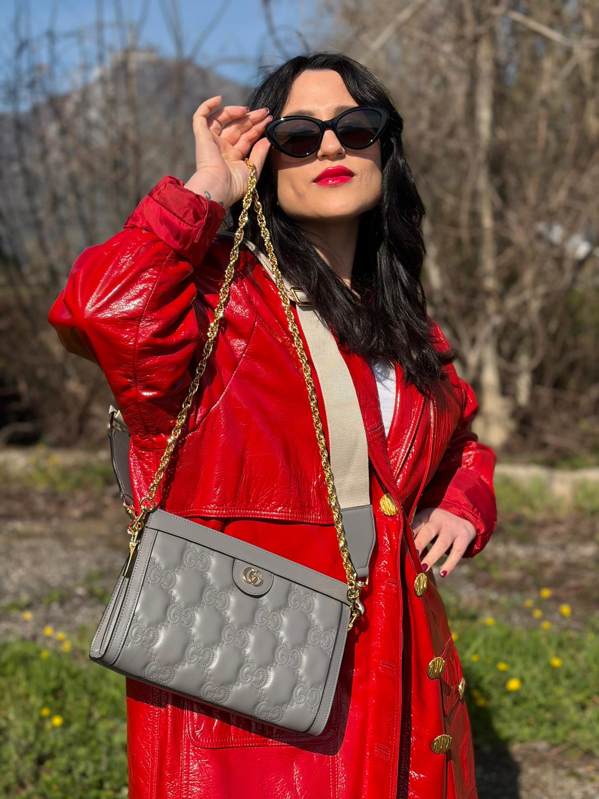 Indossata, Borsa Gucci in pelle matelassè grigia GG con parti metalliche dorate. Indossabile a tracolla oppure a mano. Originale, usata, di lusso, in condizioni eccellenti.