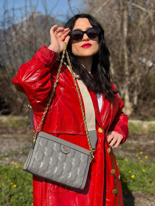 Indossata, Borsa Gucci in pelle matelassè grigia GG con parti metalliche dorate. Indossabile a tracolla oppure a mano. Originale, usata, di lusso, in condizioni eccellenti.