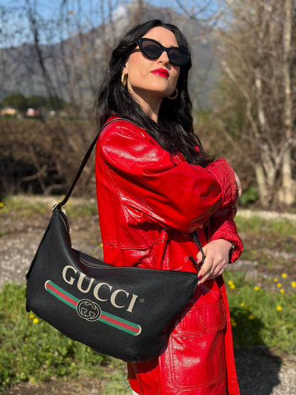 Indossata, Borsa hobo a mezzaluna in pelle morbida martellata nera Gucci con stampa logo, indossabile a tracolla. Originale, usata, di lusso, in condizioni eccellenti.