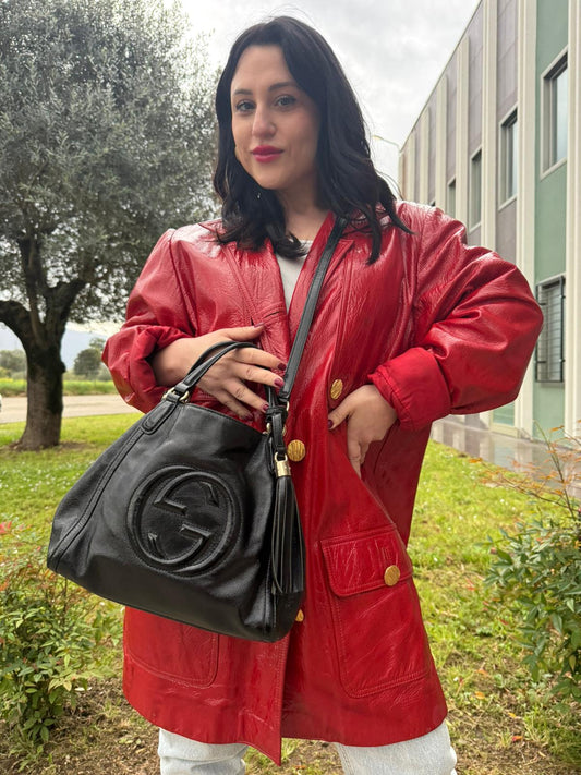 Indossata, Borsa Gucci Soho in pelle verniciata nera con logo Soho in rilievo e parti metalliche dorate; da indossare a mano oppure a mano. Originale, usata, di lusso, in ottime condizioni.