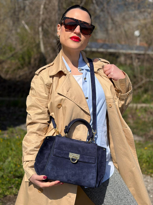  Indossata, Borsa Salvatore Ferragamo realizzata in& pelle scamosciata di colore blu navy, con manico superiore e dettagli in metallo dorato.