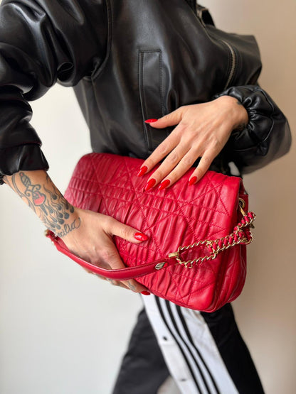 Indossata, Borsa Christian Dior Cannage Delidior caratterizzato dalla classica lavorazione trapuntata "Cannage" e da una tracolla a catena intrecciata con pelle. Indossabile a spalla. Originale, usata, di lusso, in ottime condizioni.