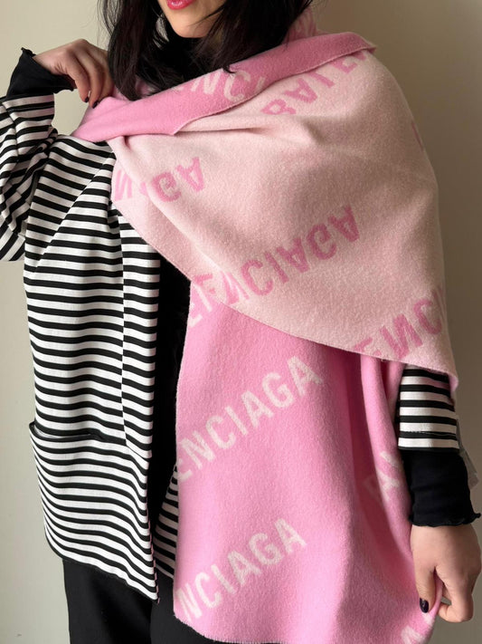 Indossata, Sciarpa Balenciaga in 100% lana rosa con il monogramma del brand ripetuto su entrambi i lati. Originale, usata, di lusso, in ottime condizioni.