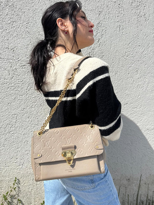 Indossata, Borsa Vavin LV in pelle color fango monogram Empreinte, munita di una tracolla scorrevole con spallacci in pelle.