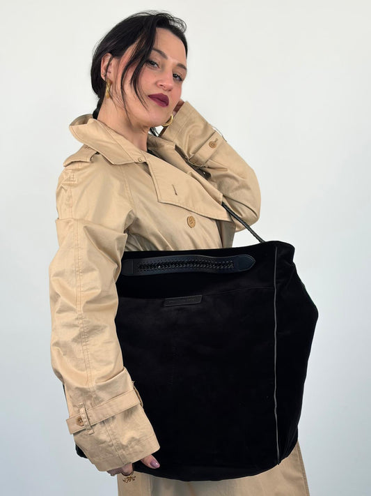 Indossata, Borsa Stella McCartney in velluto nero, con profili nere, indossabile a spalla. Originale, usata, di lusso, in ottime condizioni.