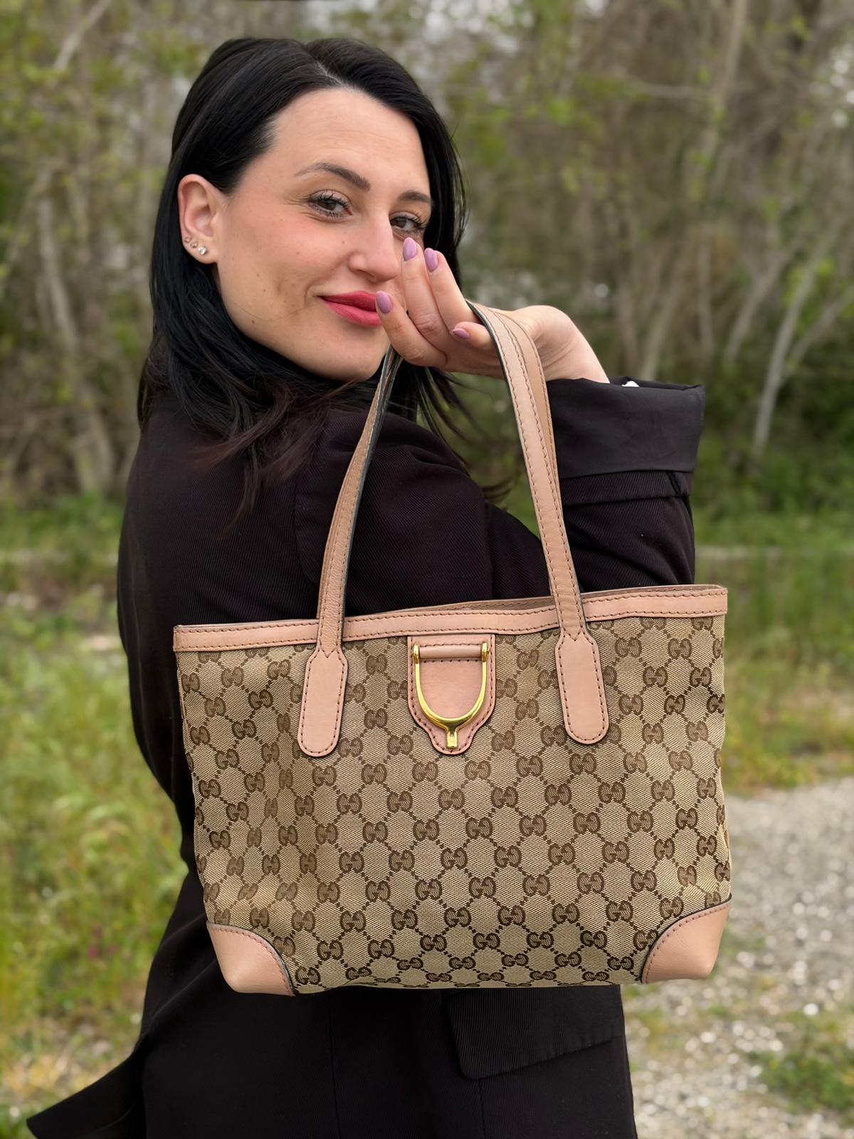 Indossata, Shopper Gucci in tessuto beige GG con finiture in pelle rosa. Indossabile a spalla. Originale, usata, di lusso, in ottime condizioni.