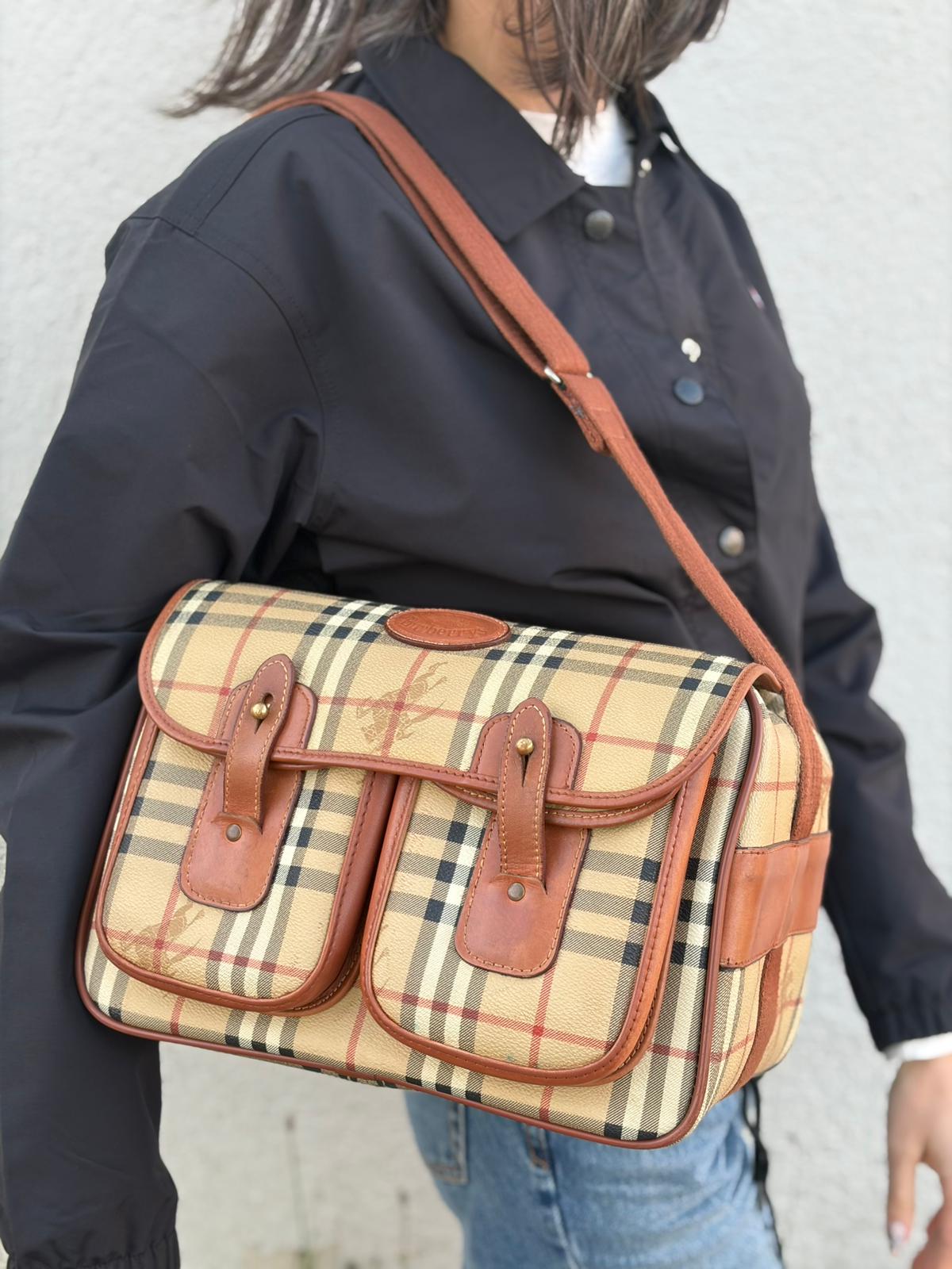 Indossata, Cartella Burberry in canvas trama tartan con finiture in pelle marroni. Originale, usata, di lusso, in ottime condizioni.