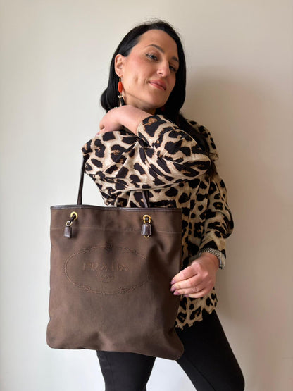 Indossata, Borsa Prada in tessuto color marrone con finiture in pelle marroni e parti metalliche argentate; Indossabile a spalla. Originale, usata, di lusso, in ottime condizioni.