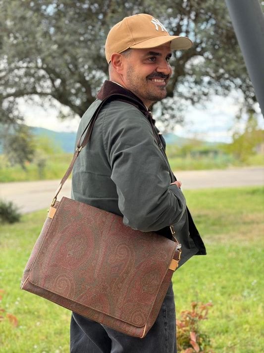 Indossata, Cartella Etro in canvas trama Paisley, indossabile a tracolla. Originale, usata, di lusso, in ottime condizioni.